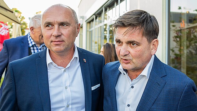 Petr Koleta a Martin �erv��ek na prvn� sch�zce po v�sledc�ch krajsk�ch voleb v Kr�lov�hradeck�m kraji