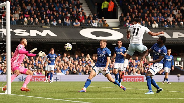 Ollie Watkins z Aston Villy hlavikuje m do brny Ipswiche.