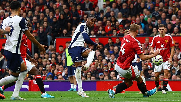 Destiny Udogie stl na brnu Manchesteru United.