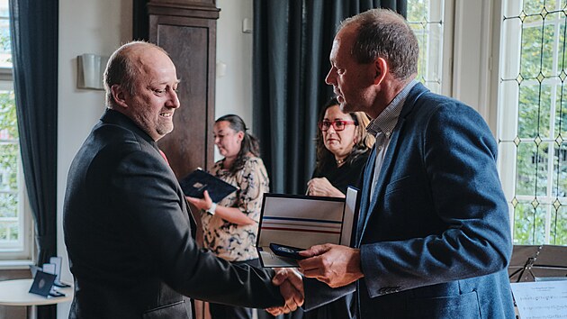 Radovan Karnoll p�evzal v Becherov� vile medaili v r�mci ud�lov�n� vyznamen�n� za z�sluhy o bezpe�nost. (19. z��� 2024)