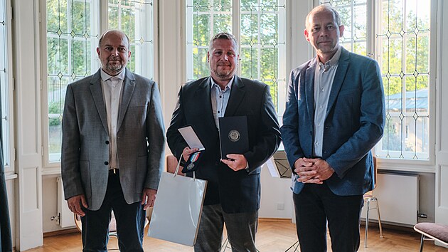 Ji�� Mlate�ek p�evzal v Becherov� vile medaili v r�mci ud�lov�n� vyznamen�n� za z�sluhy o bezpe�nost. (19. z��� 2024)