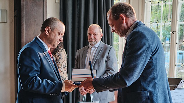 Jan �patn� p�evzal v Becherov� vile medaili v r�mci ud�lov�n� vyznamen�n� za z�sluhy o bezpe�nost. (19. z��� 2024)