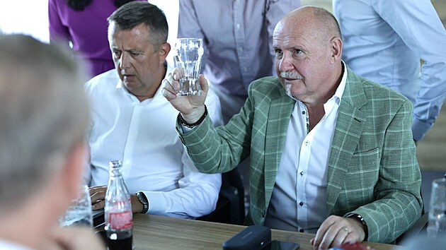 Pohled do olomouckho volebnho tbu hnut ANO, kde se brzy po zahjen stn hlas zaalo slavit drtiv vtzstv v krajskch volbch. Se sklenic v ruce krajsk ldr a bval hejtman Ladislav Okletk.