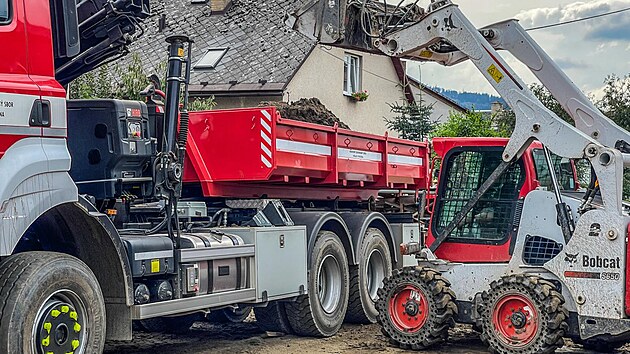 Na severu Olomouckho kraje pokrauje odklzen kod po niivch povodnch a to i za pouit rozlin techniky.