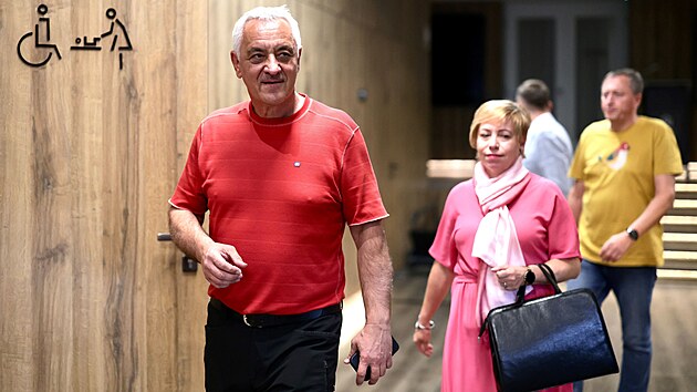 Do olomouckho volebnho tbu ANO se postupn zaaly sjdt vyjednvac tmy ostatnch zvolench stran a uskupen. Na snmku delegace STAN v ele s dosavadnm hejtmanem Josefem Suchnkem.