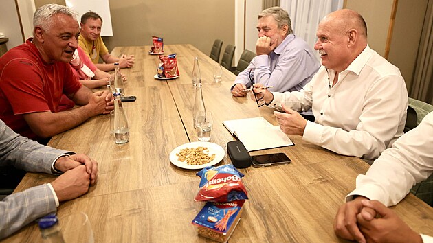 Do olomouckho volebnho tbu ANO se postupn zaaly sjdt vyjednvac tmy ostatnch zvolench stran a uskupen. Na snmku jednn s delegac STAN (vlevo) v ele s dosavadnm hejtmanem Josefem Suchnkem.