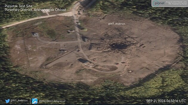Kráter po výbuchu ruské rakety Sarmat II. je k vid�ní i ze satelitu. (22. zá�í...