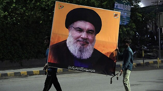 ��it�t� muslimov� v P�kist�nu protestuj� proti izraelsk� arm�d�, kter� zabila nejvy���ho v�dce militantn�ho hnut� Hizball�h Hasana Nasrall�ha p�i vzdu�n�m �toku v Bejr�tu. (28. z��� 2024)