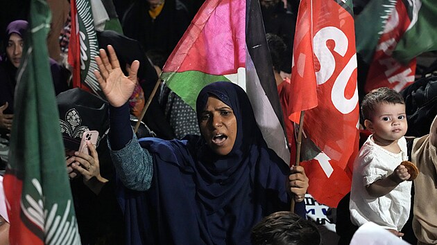 ��it�t� muslimov� v P�kist�nu protestuj� proti izraelsk� arm�d�, kter� zabila nejvy���ho v�dce militantn�ho hnut� Hizball�h Hasana Nasrall�ha p�i vzdu�n�m �toku v Bejr�tu. (28. z��� 2024)