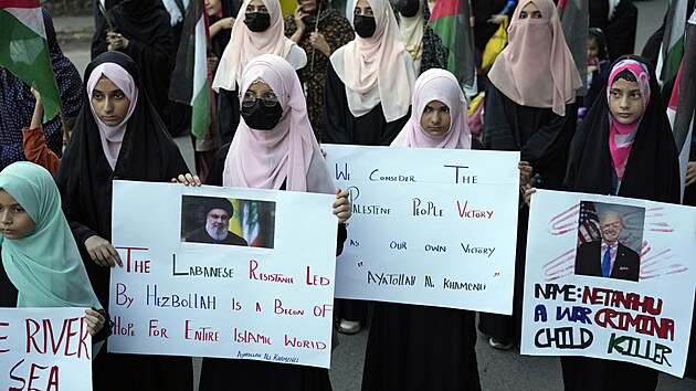 ��it�t� muslimov� v P�kist�nu protestuj� proti izraelsk� arm�d�, kter� zabila nejvy���ho v�dce militantn�ho hnut� Hizball�h Hasana Nasrall�ha p�i vzdu�n�m �toku v Bejr�tu. (28. z��� 2024)