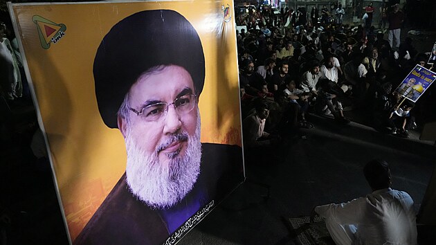 ��it�t� muslimov� v P�kist�nu protestuj� proti izraelsk� arm�d�, kter� zabila nejvy���ho v�dce militantn�ho hnut� Hizball�h Hasana Nasrall�ha p�i vzdu�n�m �toku v Bejr�tu. (28. z��� 2024)