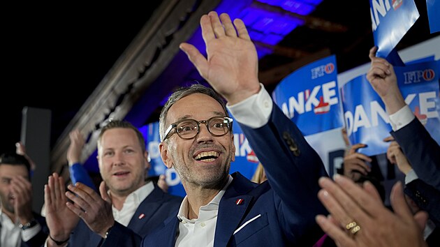 L�dr svobodn�ch Herbert Kickl stranu popisuje jako jedin� z�stupce lidu stoj�c� proti syst�mu, kter� p�esn� nedefinuje. (29. z��� 2024)