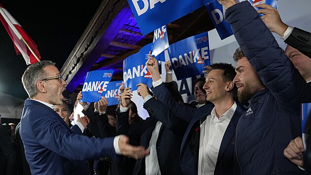 L�dr svobodn�ch Herbert Kickl stranu popisuje jako jedin� z�stupce lidu stoj�c� proti syst�mu, kter� p�esn� nedefinuje. (29. z��� 2024)