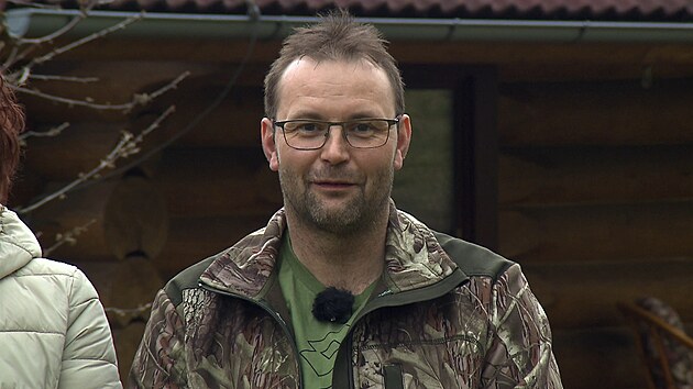 Honza (42) pracuje jako lesn�k. Srub, kter� postavil vlastn�ma rukama, je �dajn� jako jeho �est� d�t�.