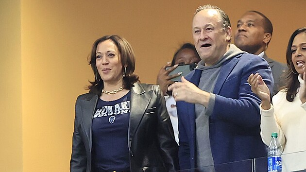 Ve vz�cn�ch chvilk�ch voln�ho �asu Harrisov� odkl�d� sv�j osv�d�en� kost�m a obl�k� obl�ben� d��ny.