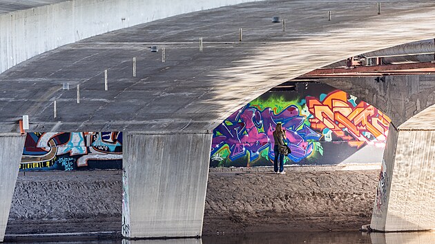 Nov graffiti na mostu u soutoku Labe a Orlice v Hradci Krlov (23. z 2024)