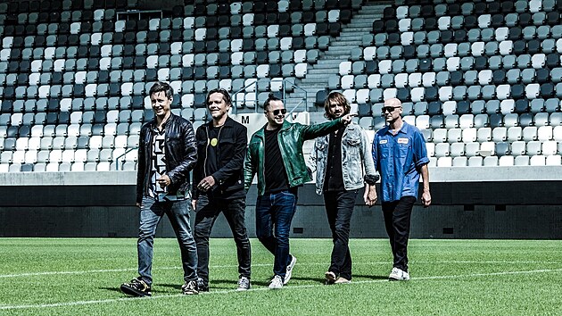 Kapela Chinaski chyst na 7. ervna 2025 koncert v hradeck fotbalov arn k tictmu vro debutovho alba. Budou tam vbec prvn, kdo vystoup, pro kapelu to bude nejvt jejich koncert ped 20 tisci divky.