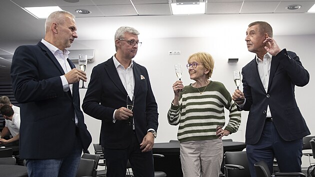 Hnut ANO slav spch v sentnch a krajskch volbch ve svm volebnm tbu. Na snmku zleva kandidt na stedoeskho hejtmana Tom Helebrant, mstopedseda hnut Karel Havlek, do druhho kola postupujc kandidtka na sentorku Helena Vlkov a f hnut Andrej Babi (21. z 2024)