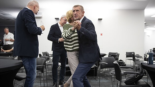 Hnutí ANO slaví úspěch v senátních a krajských volbách. Předseda Andrej Babiš tančí s Helenou Válkovou, která postoupila do druhého kola senátních voleb. (21. září 2024)