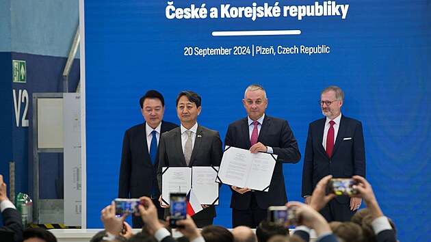 Premi�r Petr Fiala (ODS) a jihokorejsk� prezident Jun Sok-jol nav�t�vili z�vody spole�nost� Doosan �koda Power a �koda Jadern� stroj�renstv�, byli p��tomni podpisu n�kolika memorand mezi firmami nebo univerzitami, podepsali tak� lopatku parn� turb�ny. (20. z��� 2024)