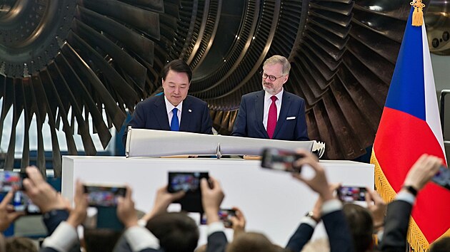 Premi�r Petr Fiala (ODS) a jihokorejsk� prezident Jun Sok-jol nav�t�vili z�vody spole�nost� Doosan �koda Power a �koda Jadern� stroj�renstv�, byli p��tomni podpisu n�kolika memorand mezi firmami nebo univerzitami, podepsali tak� lopatku parn� turb�ny. (20. z��� 2024)