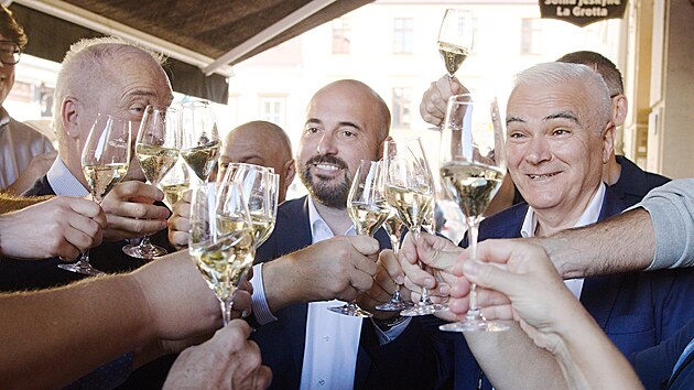 Hnut ANO slav! V Plzeskm kraji vyhrlo na pln e. Volii jim dali 38,63 procenta hlas, co znamen v 55lennm zastupitelstvu 24 kesel. Hejtmanem se pravdpodobn stane ldr strany Kamal Farhan (na snmku vpravo). (21. z 2024)