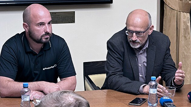 V�t�zn� ANO p�edstavilo novou koalici, kter� povede Plze�sk� kraj. Osm m�st m� ANO, dv� m�sta STAN, jedno Pro n� kraj. Na sn�mku zleva Roman Zarzyck� - p�edseda ANO v Plze�sk�m kraji a Pavel ��ek ze STAN. (22. z��� 2024)