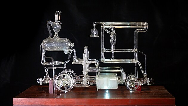 Z nat��en� 139. d�lu magaz�nu POZOR VLAK, sklen�n� lokomotivy Michala Zahradn�ka