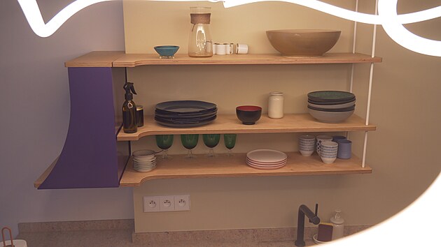 Otev�en� police v kuchyni dod�vaj� prostoru na vzdu�nosti.