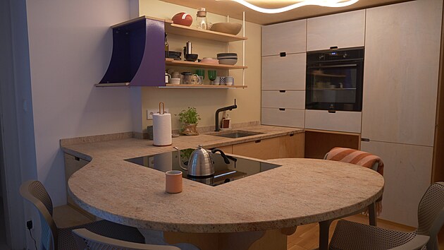 U kuchy�sk�ho stolu se va��, stoluje, kresl� i pracuje. 