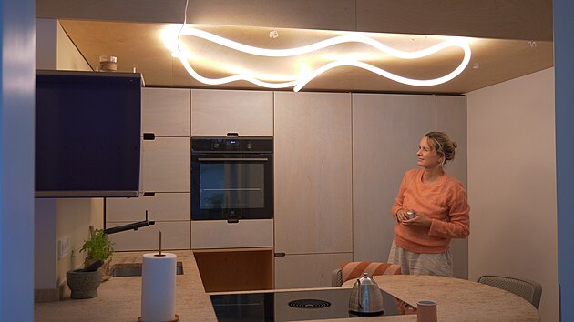 Jola a Maty bydl� s t�emi d�tmi v byt� velk�m 37,5 metr� �tvere�n�ch. Promy�len� je ka�d� centimetr. V kuchy�sk� st�n� se skr�vaj� dve�e do koupelny. 