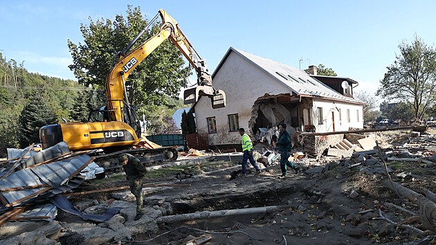 Demolice prvnho domu v Ztoru na Bruntlsku, znienho povodn. Dm .p. 107 patil rodin Marie Kolov, kter se v nm narodila. Manel Lubor za n piel z Radkova.