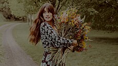 Volné �aty s florálním motivem sta�í doplnit kotní�kovými botami a vykro�it do...