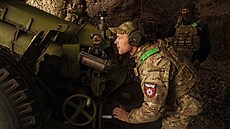 Ukrajinský d�lost�elec s kanonem D-30 u Torecku (22. zá�í 2024)