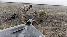 Ukrajin�tí pyrotechnici demontují nevybuchlý ruský dron (26. ledna 2024)