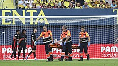 Branká Barcelony Marc-Andre ter Stegen opoutí hit na nosítkách. Duel s...