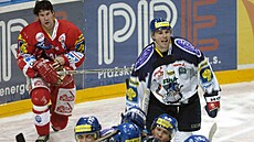 Sezona 2004/2005. Kladentí hokejisté oslavují gól na led Slavie. Usmívá se...