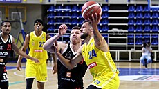 Rozehráva Opavy Jakub iina se pes nymburského Ondeje Sehnala snaí...