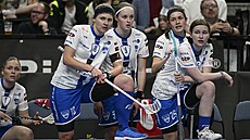 Florbalistky Chodova sledují hru.