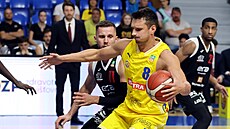 K�ídelník Opavan� Jan �vandrlík si hlídá mí� p�ed nymburským Mat�jem Svobodou.