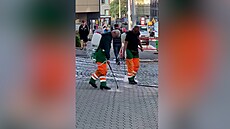 Pracovníci Praských slueb stíkali Roundup u metra Vysoanská mezi chodce