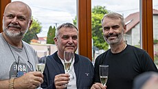 Lídr hnutí Písaha oslavuje vítzství ve druhém kole senátních voleb na...