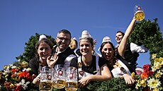 Mnichov zaaly pivní slavnosti Oktoberfest, primátor narazil první sud. (21....
