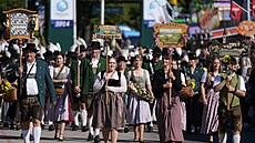Mnichov zaaly pivní slavnosti Oktoberfest, primátor narazil první sud. (21....