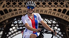 �eská cyklistka Julia Kopecký pózuje p�ed Eiffelovou v�í v Pa�í�i p�ed...