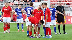Fotbalisté Zbrojovky Brno (v erveném) si chystají penaltu v druholigovém derby...