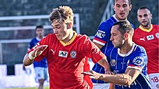 Momentka z druholigového derby mezi Zbrojovkou Brno (v �erveném) a Lí�ní,...