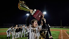 Jakub Winkler slaví mistrovský titul Drak Brno v baseballové extralize. (19....