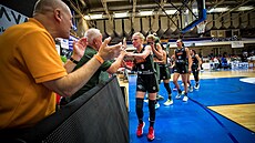 Petra Záplatová, kapitánka basketbalistek brn�nských �abin, slaví s fanou�ky...