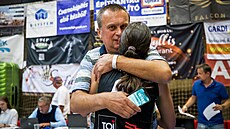 Mana�er Ji�í Hamza slaví postup basketbalistek brn�nských �abin do Euroligy....